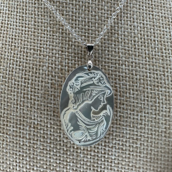 Oval Cameo Shell Pendant Woman Carving on Silver Chain - Picture 4 of 16